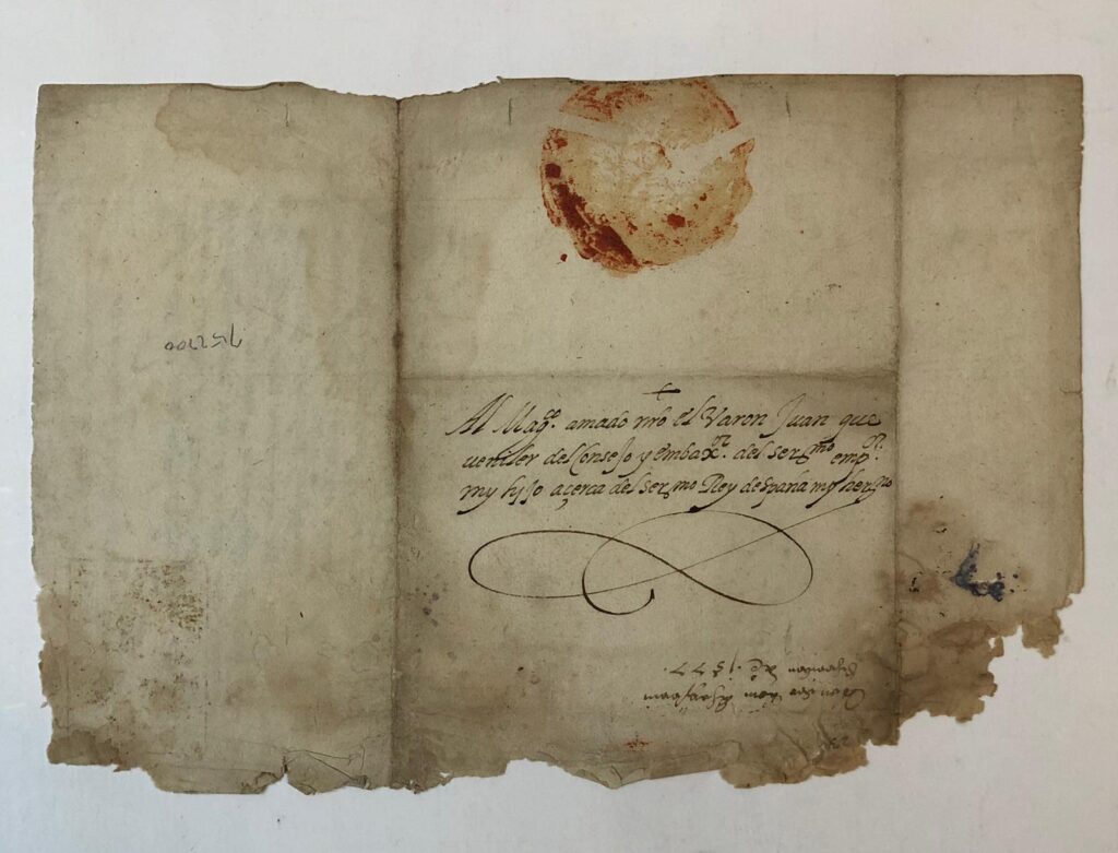 HABSBURG, MARIA VAN Brief van Maria, dochter van Karel V en zuster van Philips II, gehuwd met keizer Maximiliaan II van Habsburg, dd Praag 1577, gericht aan Baron Juan. Spaanse tekst (12 regels) met eigen handtekening “Maria”.