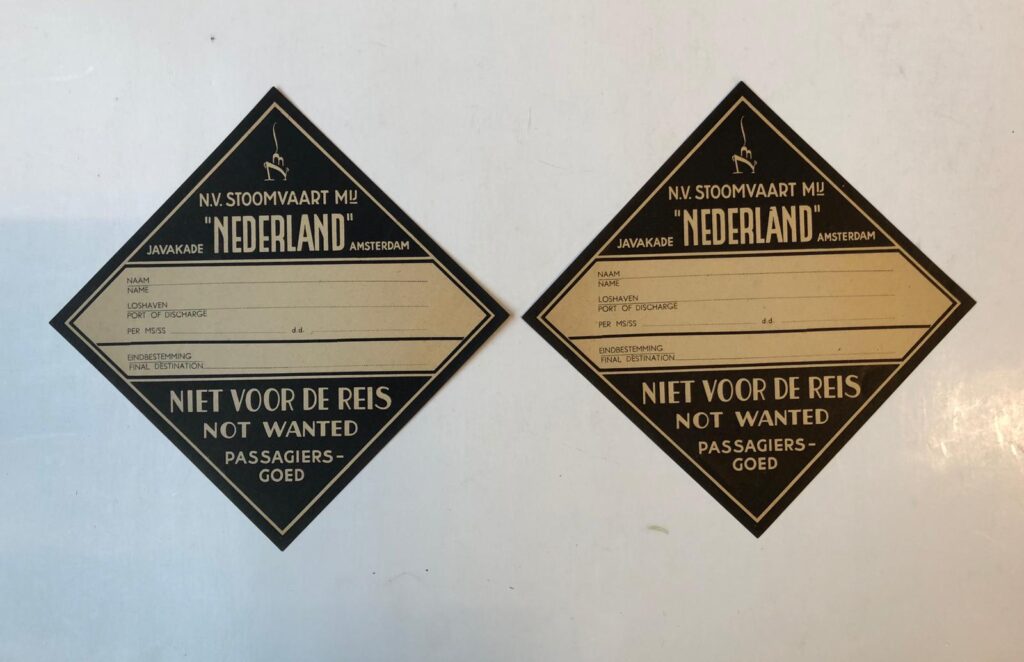 REIZEN Label van de N.V. Stoomvaart Mij “Nederland ”ter bevestiging op reiskoffers, ca 1930.