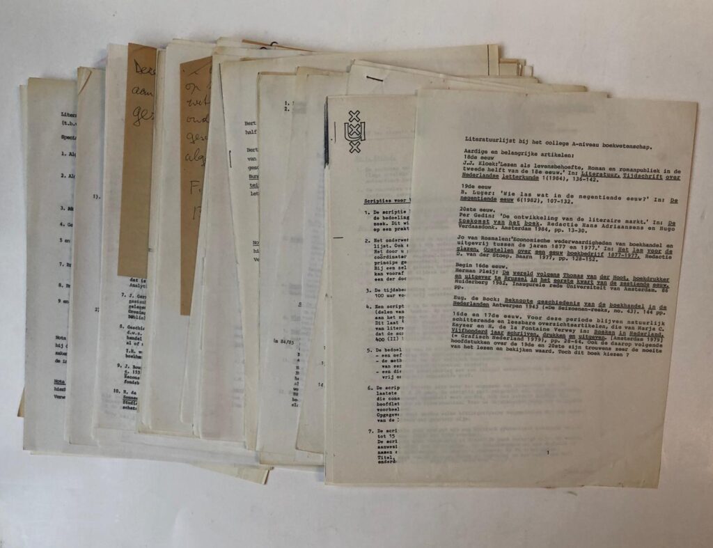 SELM, BERT VAN Dossier stukken afkomstig van de docent boekgeschiedenis aan de Leidse Universiteit Bert van Selm, ca. 1976 - ca. 1983, manuscript en getypt, ca. 100 p.
