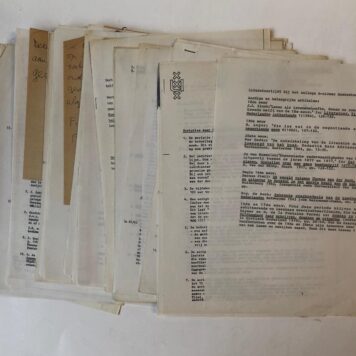 SELM, BERT VAN Dossier stukken afkomstig van de docent boekgeschiedenis aan de Leidse Universiteit Bert van Selm, ca. 1976 - ca. 1983, manuscript en getypt, ca. 100 p.
