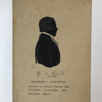 OUDEWATER, DE VRIES Getekend silhouetportret van M. (?) de Vries, predikant te Oudewater van 1846 tot 1851. Hij was beroepen van Heikop en Boecop in 1846 en vertrok in 1851 naar Leeuwarden waar hij overleed. 20x13 cm.