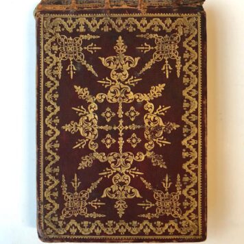 ALBUM AMORICUM, SMIT, VON MEYERN Achttiende eeuws album amoricum. Rood marokijn bandje met goudstempeling, goud op snee, met slechts drie bijdragen: een getekend wapen met “M. v. M. Fecit” en twee tekstinschrijvingen, d.d. 1771 van “P. Smit, Campensis” en d.d. 1796 van “L. von Meyern te Lochem”. De overige bladen zijn blanco. Op het schutblad een verwijzing naar ‘Le Bibliophile Belge’ 1845 Tome II p. 127.