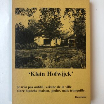 HUYGENS Twee gedrukte boekjes, “niet in de handel”, waarin M.H. Huygens (“oom Mak”) citaten uit gelezen boeken publiceerde, vergezeld van zijn commentaar. Titels: “Klein Hofwijck”, Wageningen 1980 en (geen titel), Wageningen 1981.