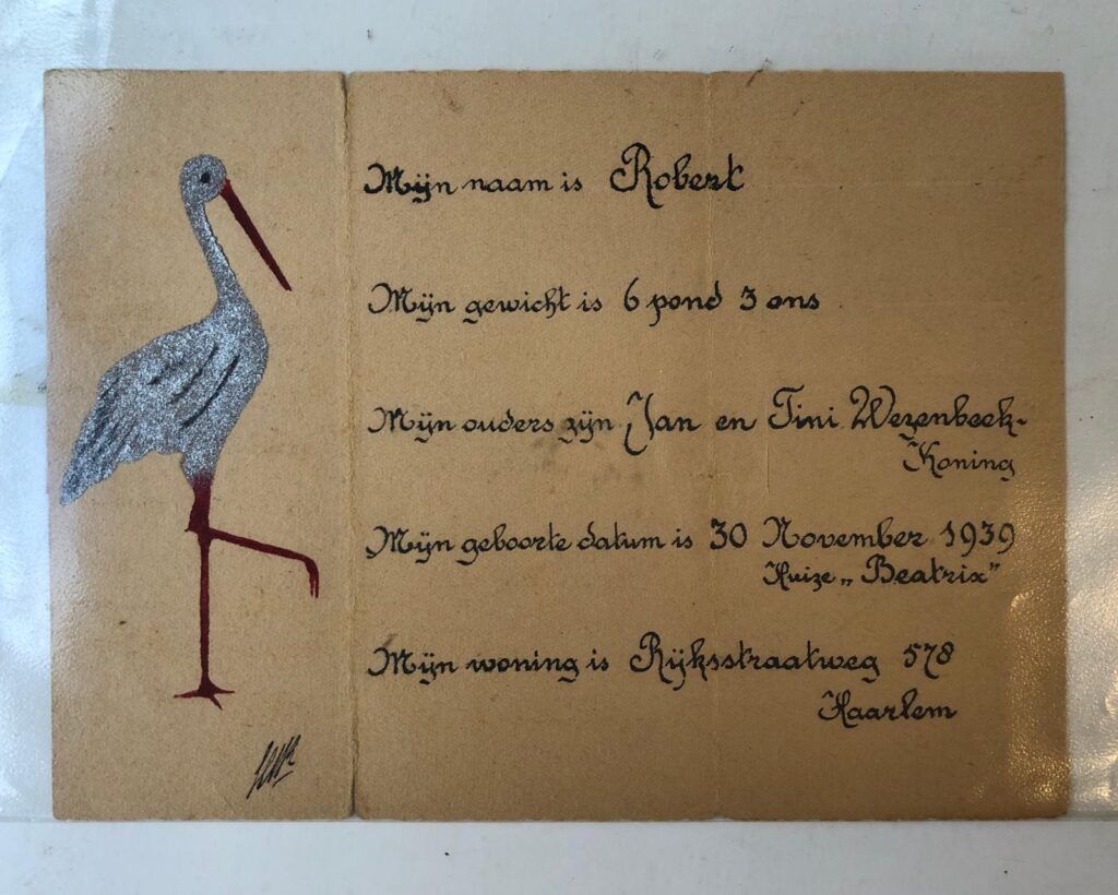WEZENBEEK Aankondiging van de geboorte van Robert, zoon van Jan en Tini Wezenbeek-Koning te Haarlem, 1939, manuscript met tekening, 2 p.
