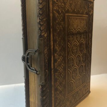 ZEITZ Fotoalbum met 70 carte-de-visite portretfoto's van leden van de Amsterdamse familie Zeitz, circa 1900. O.a. van Gerardus Zeitz, overleden Amsterdam 1933, gehuwd met A. Ledegang. Met 3 losse foto's en 2 rouwkaarten.