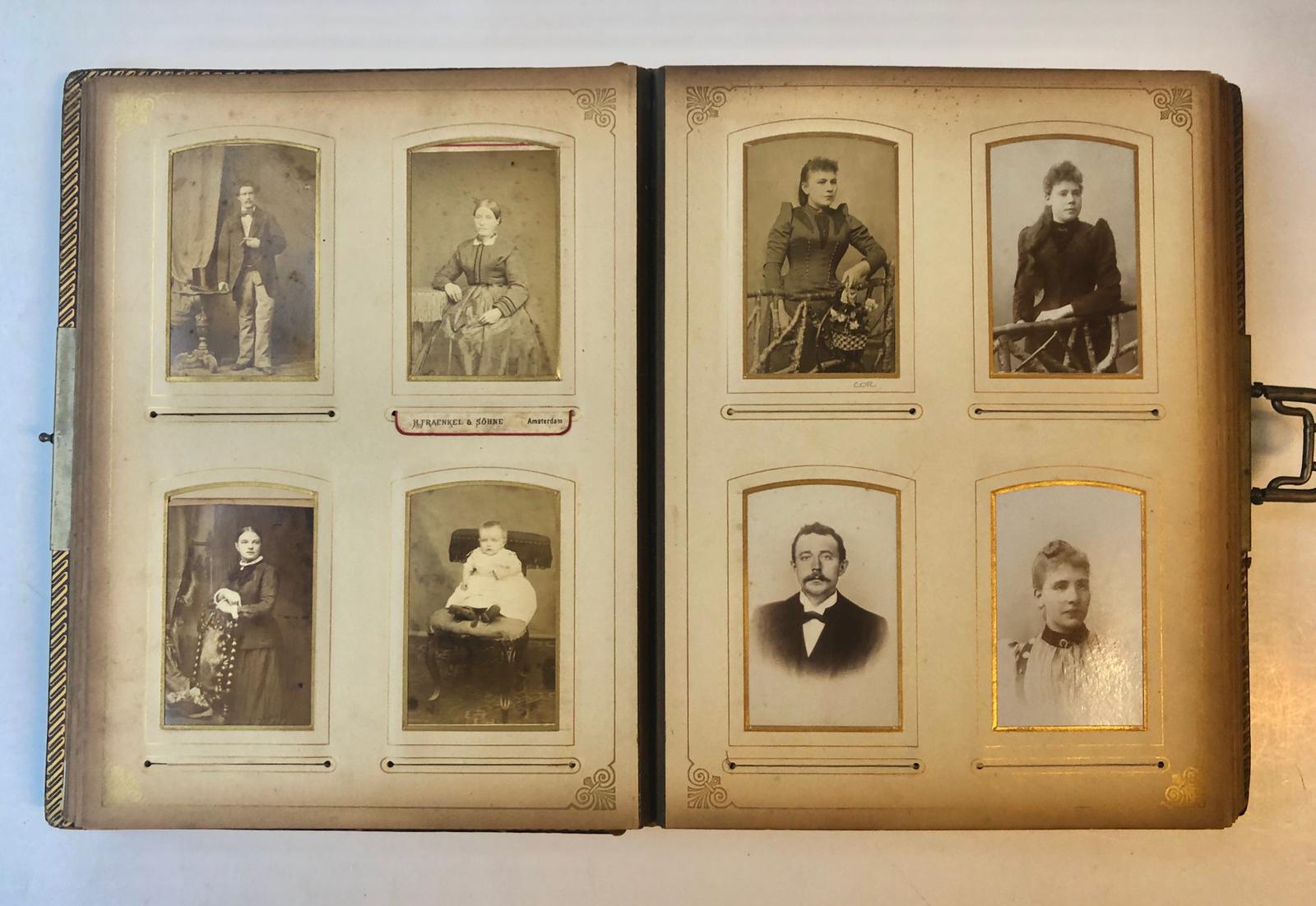  - ZEITZ Fotoalbum met 70 carte-de-visite portretfoto's van leden van de Amsterdamse familie Zeitz, circa 1900. O.a. van Gerardus Zeitz, overleden Amsterdam 1933, gehuwd met A. Ledegang. Met 3 losse foto's en 2 rouwkaarten.
