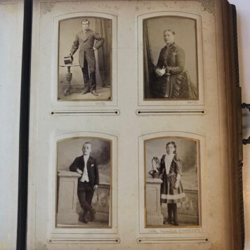 ZEITZ Fotoalbum met 70 carte-de-visite portretfoto's van leden van de Amsterdamse familie Zeitz, circa 1900. O.a. van Gerardus Zeitz, overleden Amsterdam 1933, gehuwd met A. Ledegang. Met 3 losse foto's en 2 rouwkaarten.