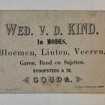 KIND, V.D.; GOUDA Gedrukt adreskaartje `Wed. v.d. Kind, in modes, bloemen, linten, veeren', te Gouda, ca. 1900.