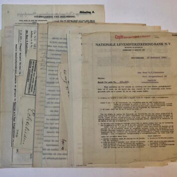 KOEDOODER, DE HEIJ Twintig stukken betreffende W.P. Koedooder en A. Koedooder-de Heij, te Haarlem 1929-1954 (o.a. betreffende de Haarlemsche Manufacturenhandel, hypotheek, polis, geboortebewijzen, etc.).