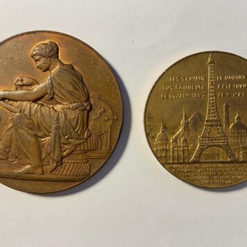 EIFFELTOREN Twee bronzen penningen a. “Exposition universelle 1889” en b. “Souvenir de mon ascension au sommet de la Tour Eiffel octob. 15 1889”.