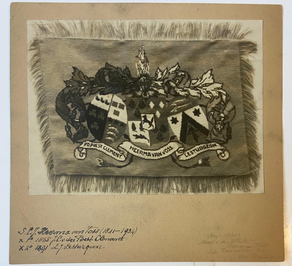 HEERMA VAN VOSS; V.D. POEST CLEMENT; LESTURGEON --- Foto van een geborduurd tafereel van drie familiewapens: v.d. Poest Clement, Heerma van Voss en Lesturgeon, 1930, 13x18 cm.