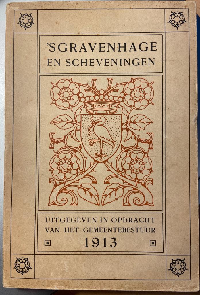 [Gemeentebestuur Den Haag] - [First edition] 's-Gravenhage en Scheveningen. Uitgegeven in opdracht van het Gemeentebestuur 1913, [Den Haag], [Mounton & Co], [1913], 178 pp. With coloured map of The Hague and Scheveningen in the back.
