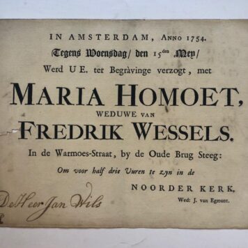 [Printed invitation card HOMOET, WESSELS, WILS] Uitnodiging voor bijwoning van de begrafenis van Maria Homoet, wed. Fred. Wessels, Amsterdam 1754. Gedrukt biljet met de handgeschreven naam van `de heer Jan Wils', die werd uitgenodigd. 4(, oblong: 1 p.