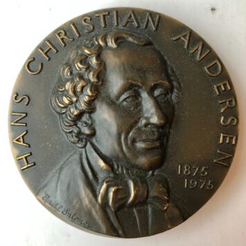 [Medal, Penning, ANDERSEN] Bronzen penning met buste Hans Christian Andersen, 1875-1975, ontwerp Harold Salomon. Middellijn 7 cm. Fraai.