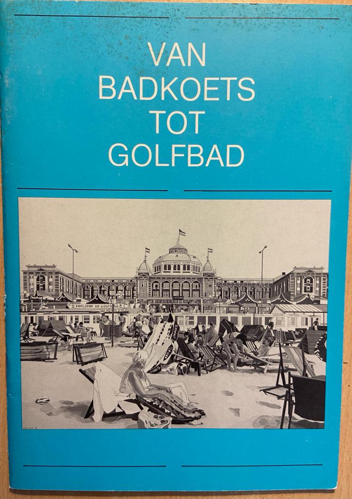 [History of The Hague, Theatre] Van Badkoets tot Golfbad, Tentoonstelling in het Kurhaus Hotel, Gemeentearchief van ’s-Gravenhage, Gemeentelijke dienst voor Arbeidsvoorzieningen, Scheveningen, 1984, 26 pp.