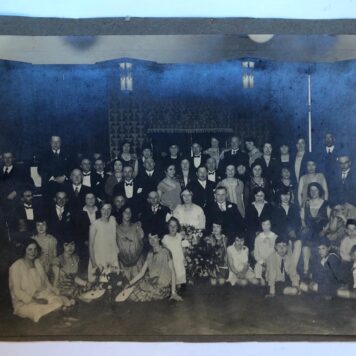 [PHOTO, POLAK] Groepsfoto van het huwelijk van G. Polak met M. Polak, ca. 1920? 18x24 cm.