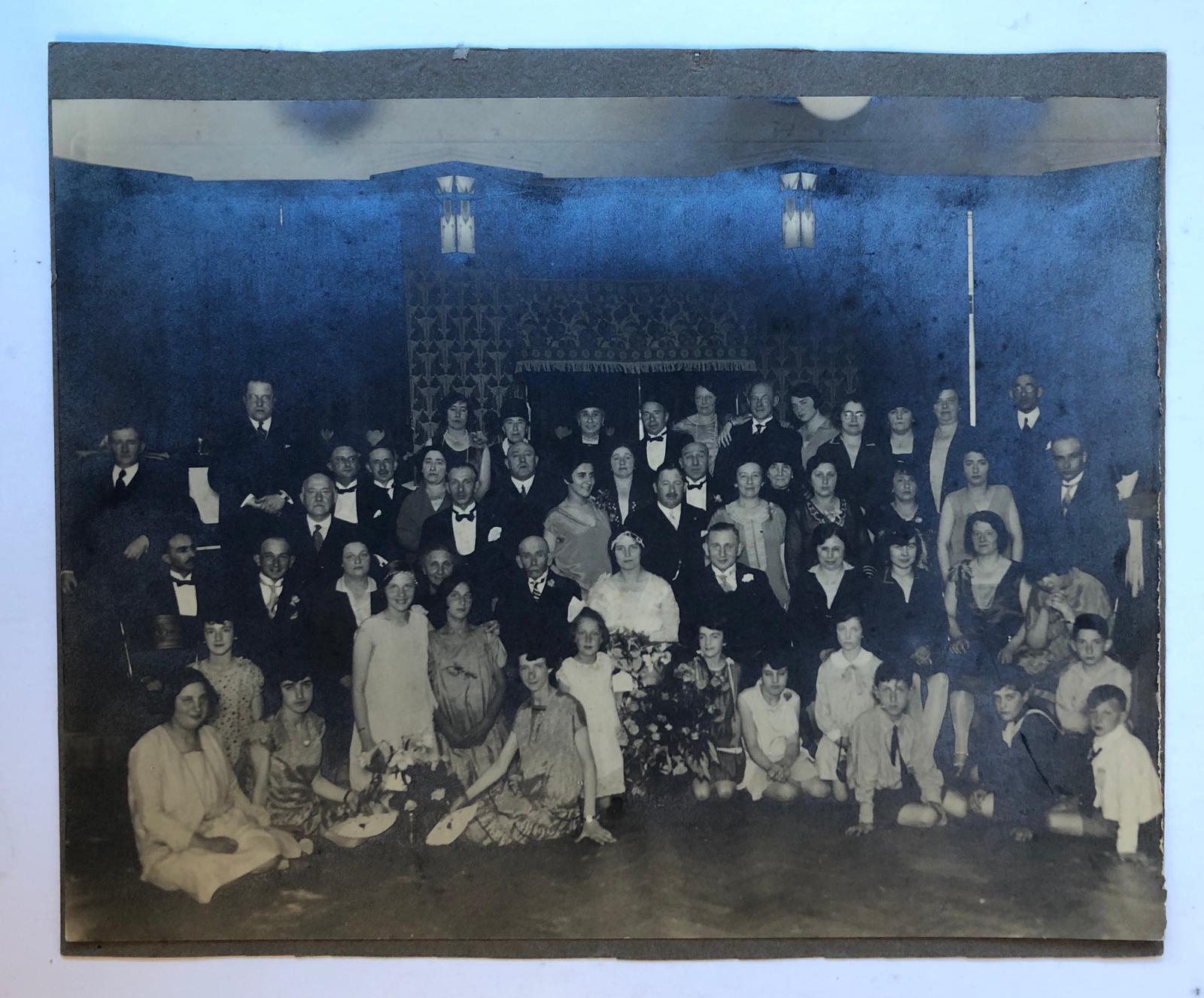  - [PHOTO, POLAK] Groepsfoto van het huwelijk van G. Polak met M. Polak, ca. 1920? 18x24 cm.