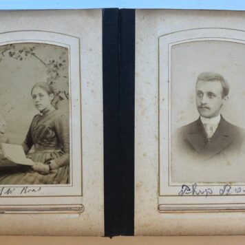 [PHOTO ALBUM, ROOS, VERHAAR, HENDRIKSE, KLEYN] Fotoalbumpje met portretfoto's in het carte-de-visite-formaat van de Amsterdamse familie Roos.