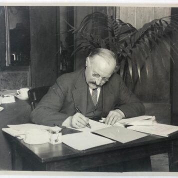 [Photography, Socialism, Amsterdam, I.V.V., Sassenbach] Zes foto's (ieder 18x24 cm.) van het I.V.V. (Internationaal Verbond van Vakverenigingen), Vondelstraat 61, Amsterdam, 1923-1926.