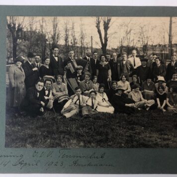 [Photography, Socialism, Amsterdam, I.V.V., Sassenbach] Zes foto's (ieder 18x24 cm.) van het I.V.V. (Internationaal Verbond van Vakverenigingen), Vondelstraat 61, Amsterdam, 1923-1926.