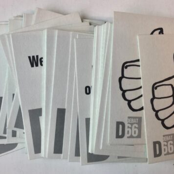 [Game, spel, politics, D'66, Kaartspel] Kaartspel `Debat D'66'. Zestig kaarten in origineel doosje betreffende thema's binnen de politieke partij Democraten '66.