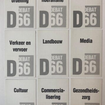 [Game, spel, politics, D'66, Kaartspel] Kaartspel `Debat D'66'. Zestig kaarten in origineel doosje betreffende thema's binnen de politieke partij Democraten '66.
