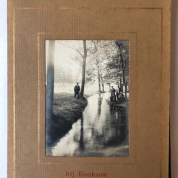 [PHOTOGRAPHY, ALBUM, ROTTERDAM, FOTOGRAFIE] Album met tien foto’s, ieder 9 x 11 cm., van een groep Rotterdamse zangers op vakantie in 1916. Gebonden in rood marokijn met in goudstempeling op het omslag “Herinnering aan den fietstocht op 26-28 Juli 1916, gehouden door Zangers-vrienden van den Mann.Zangv. “Concordia” Rotterdam. Aangeboden aan M.G. v.d. Rovaart”.