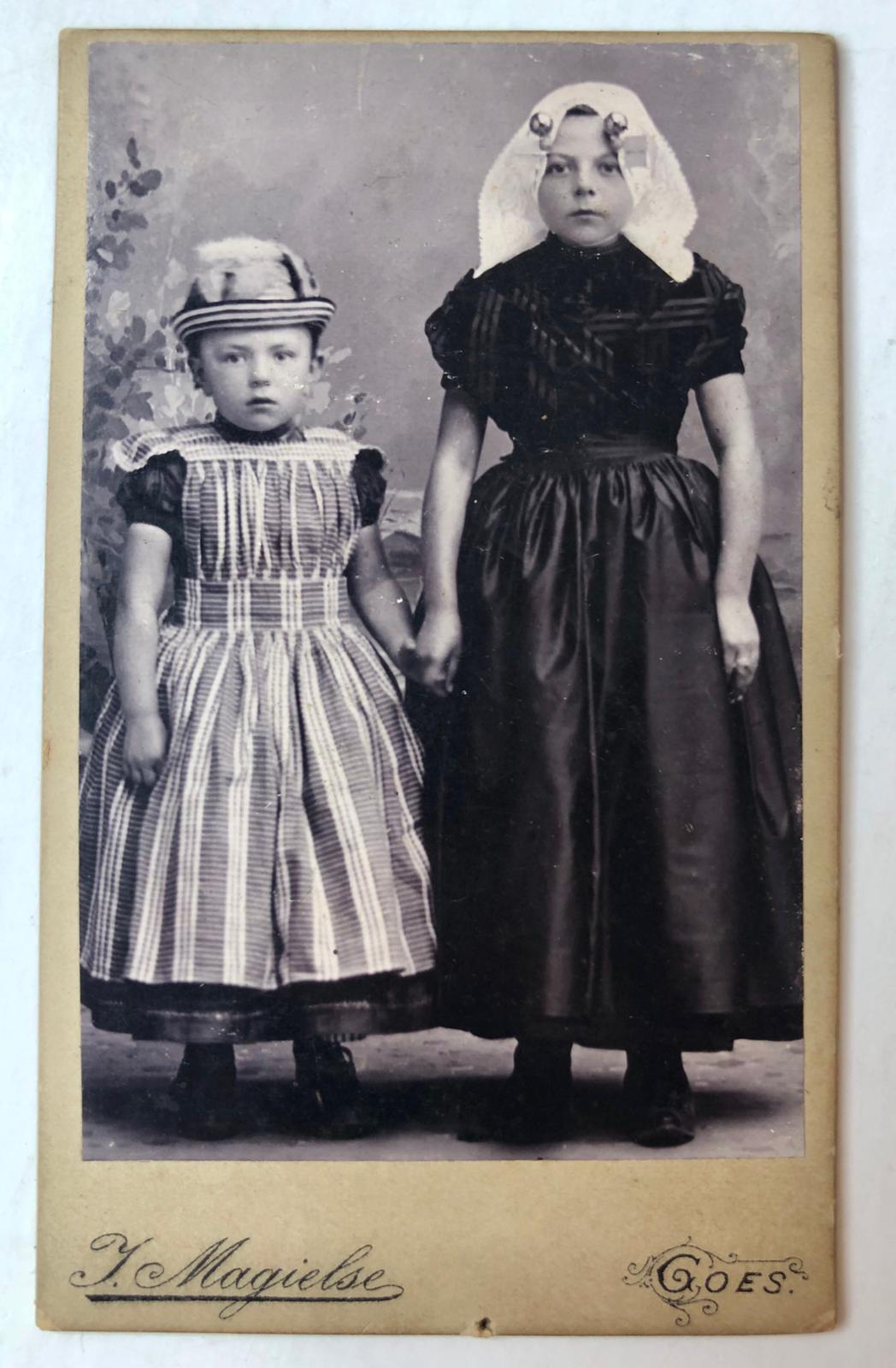 [Photography, carte visite, ca 1890] Portretfoto, carte-de-visite formaat, van Trui Wondergem, Goes, ca. 1890. In Zeeuwsche klederdracht.