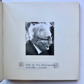 [Photo album 1972] Fotoalbum ‘International Course in Health Development 1971-72 Promotion dr. N.H. Swellengrebel’, 40 foto’s van de deelnemers en docenten van deze cursus.