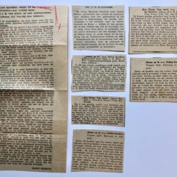 [Newspaper reviews 1931] Een zestal krantenrecensies van boeken geschreven door mevr. Helen Randers, met een aan haar geadresseerde enveloppe, 1931.