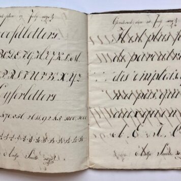 [Caligraphy, Manusript, 1829] Twee cahiers met kalligrafisch schrift, a- van Antje Smits, Gouderak 1820 en b- van Maria Johanna Smits, Moordrecht 1829, 4°, ca. 80 pag.