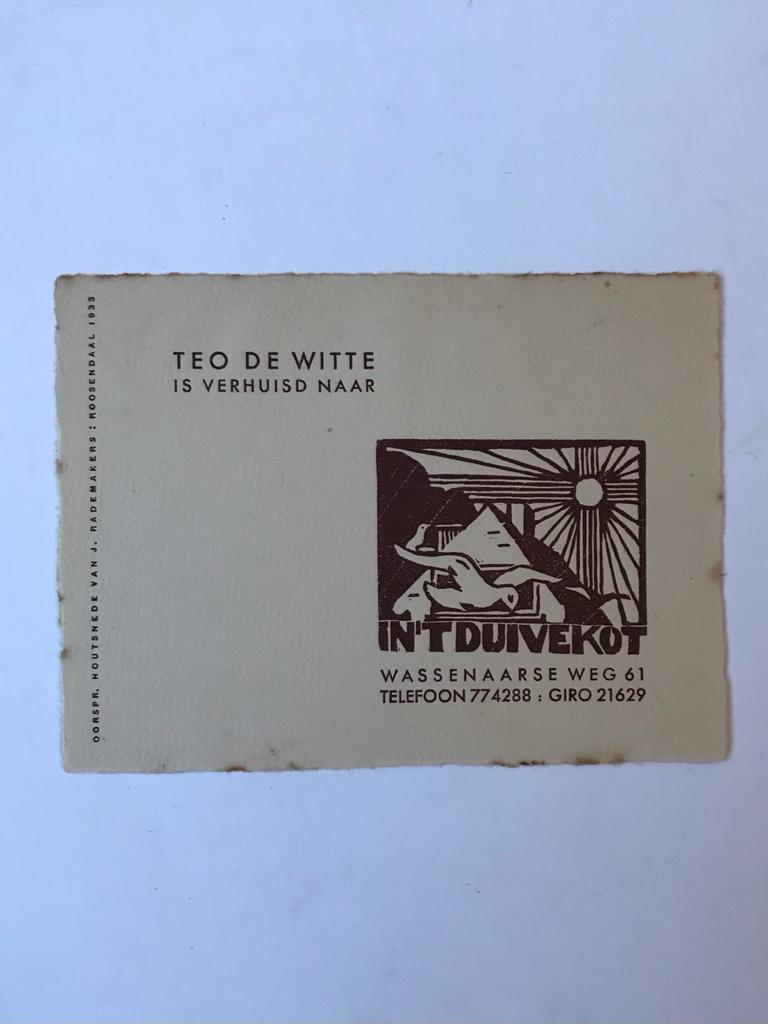 [Printed change of address card, 1933] Verhuiskaart Theo de Witte, naar In 't duivekot te 's-Gravenhage. Met houtsnede door J. Rademakers 1933. Gedrukt.
