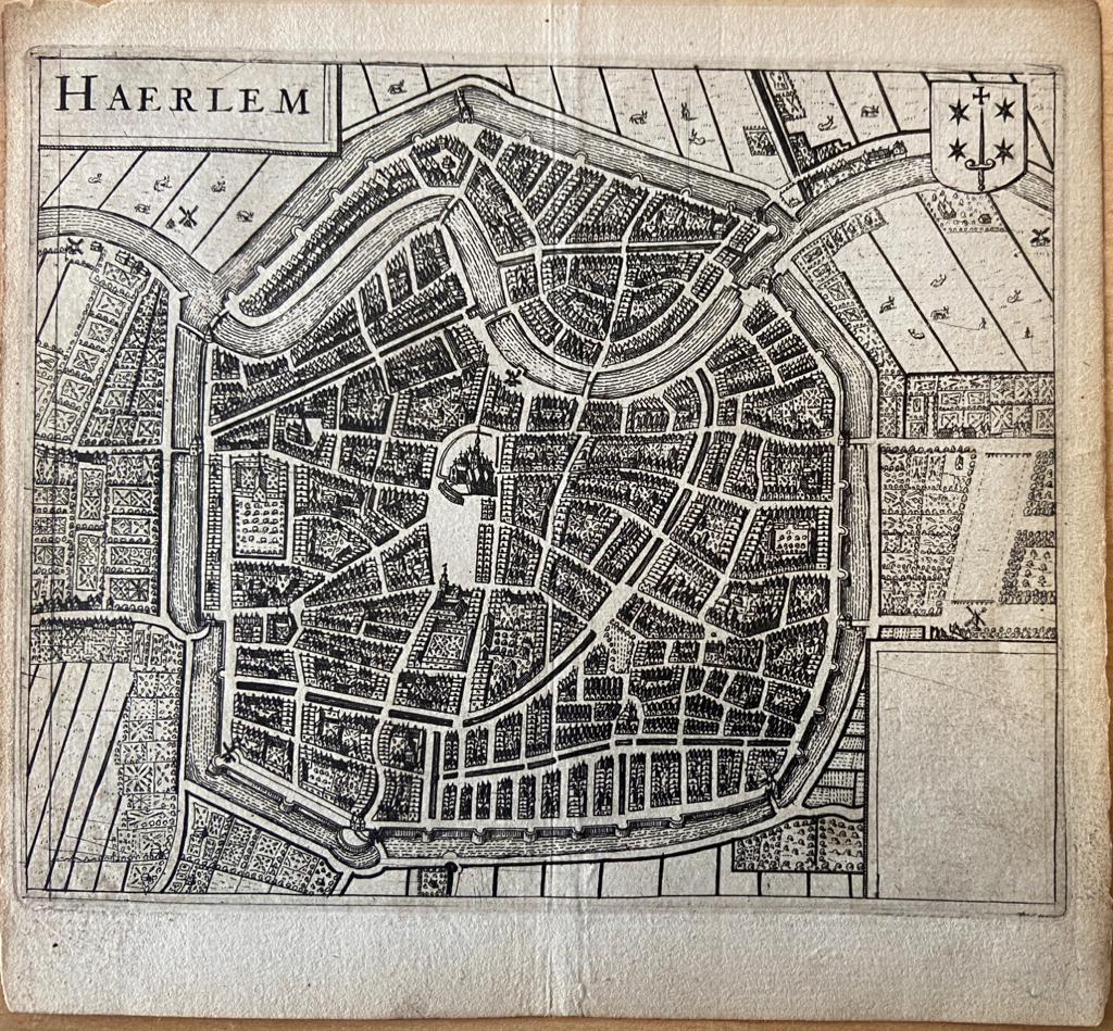 [Antique print, etching] Parival de, Jan Nicolas. Oude stadplattegrond van Haarlem. Plattegrond met stadswapen van Haarlem "Haerlem". Gepubliceerd ca 1697.