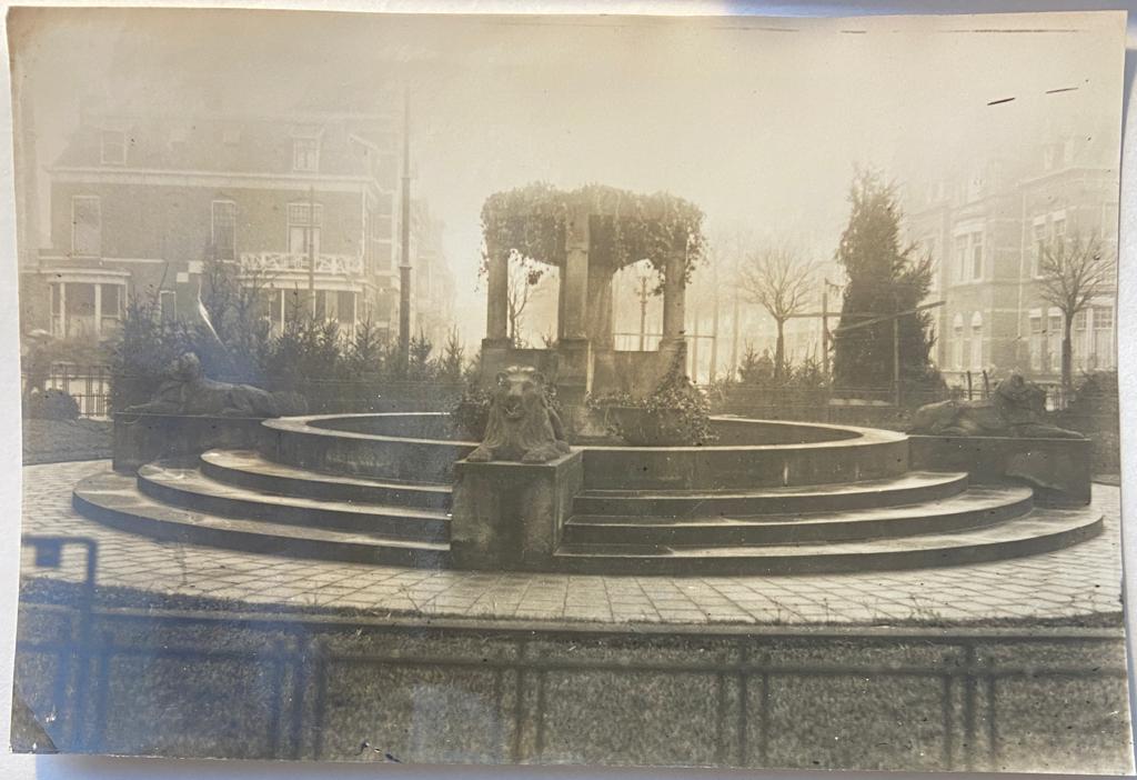 [2 antique photo's, 2 foto's, The Hague] Two original photo's made in The Hague. 1) Julianamonument Bezuidenhout, 2) Rozententoonstelling in Dierentuin Den Haag in 1926.