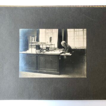 [Photography, Bookshop, publisher Utrecht 1936] 'N.V. A. Oosthoek's Uitg. My. Ter herinnering aan 38 jaar onvermoeiden arbeid. Kemink en Zns. Boekhandel'. Gecalligrafeerde titel van fotoalbum met 16 originele foto's 13x18 cm. Oblong. In goede staat. Doos is gebroken.