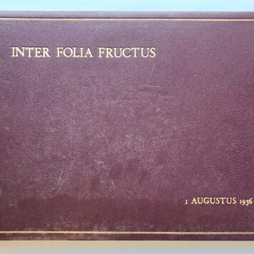 [Photography, Bookshop, publisher Utrecht 1936] 'N.V. A. Oosthoek's Uitg. My. Ter herinnering aan 38 jaar onvermoeiden arbeid. Kemink en Zns. Boekhandel'. Gecalligrafeerde titel van fotoalbum met 16 originele foto's 13x18 cm. Oblong. In goede staat. Doos is gebroken.