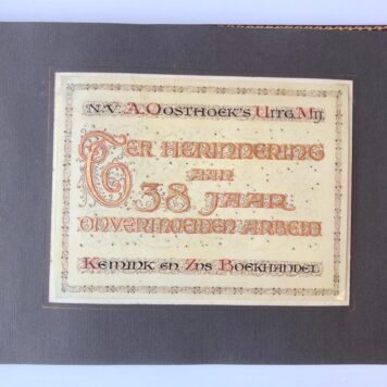 [Photography, Bookshop, publisher Utrecht 1936] 'N.V. A. Oosthoek's Uitg. My. Ter herinnering aan 38 jaar onvermoeiden arbeid. Kemink en Zns. Boekhandel'. Gecalligrafeerde titel van fotoalbum met 16 originele foto's 13x18 cm. Oblong. In goede staat. Doos is gebroken.