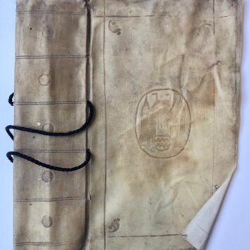 [Parchment prize binding, prijsband, Gorinchem, Zuid-Holland, early 18th century] Perkamenten bandje met stempel op voor en achterplat met het stadswapen van Gorinchem. Geen inhoud.