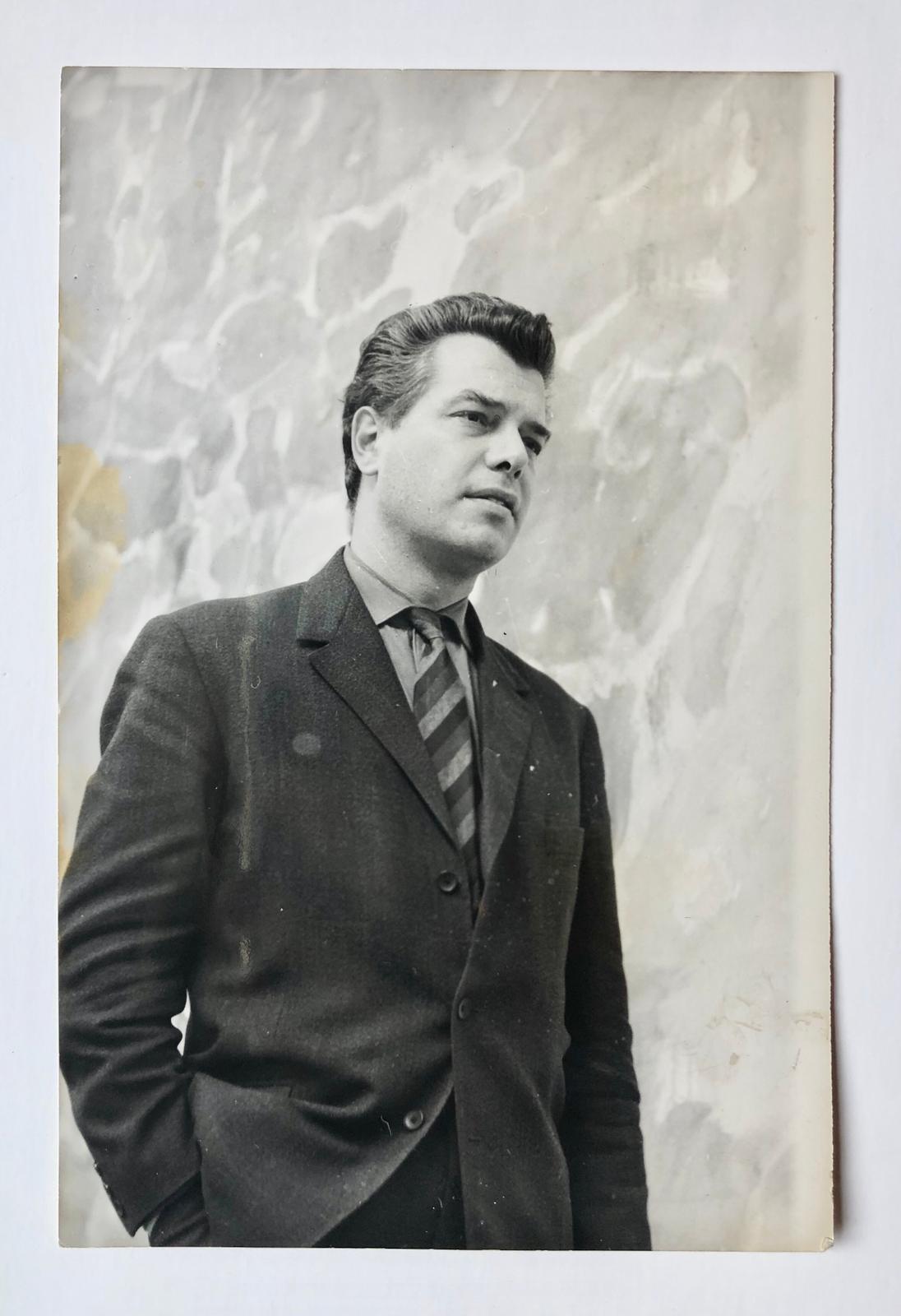 [Photography, 1963] Portretfoto van mr. E.L.L. de Wilde, directeur Van Abbemuseum (Stedelijk van Abbe-museum in Eindhoven]). 1963, 18x10 cm.