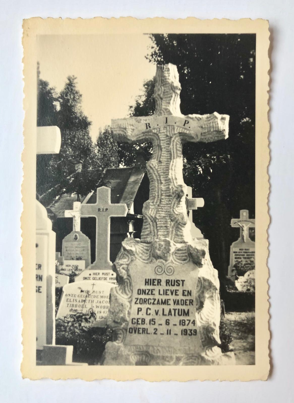 [Photography, funery monument] Foto van grafmonument voor P.C. van Latum (1874-1939), 9x6 cm.