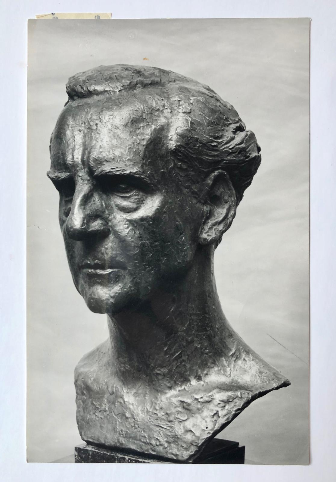 [Photography, Theatre, Actor, 1960] Foto van de bronzen buste door L.H. Sondaar gemaakt van de acteur Eduard Verkade. Ca. 1960, 18x10 cm.