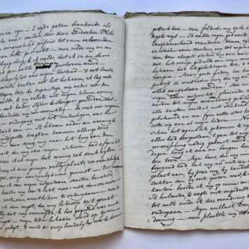 [Manuscript, Society uit Leerzucht, 1776] ‘Historie van een oude pruik. Aan het Genootschap Uit Leerzucht. Ter beoordeling, beschaving en verbetering voorgelezen en overhandigt den 19 april 1776’. Manuscript, 4°, 23 pag., in sierpapier omslag.