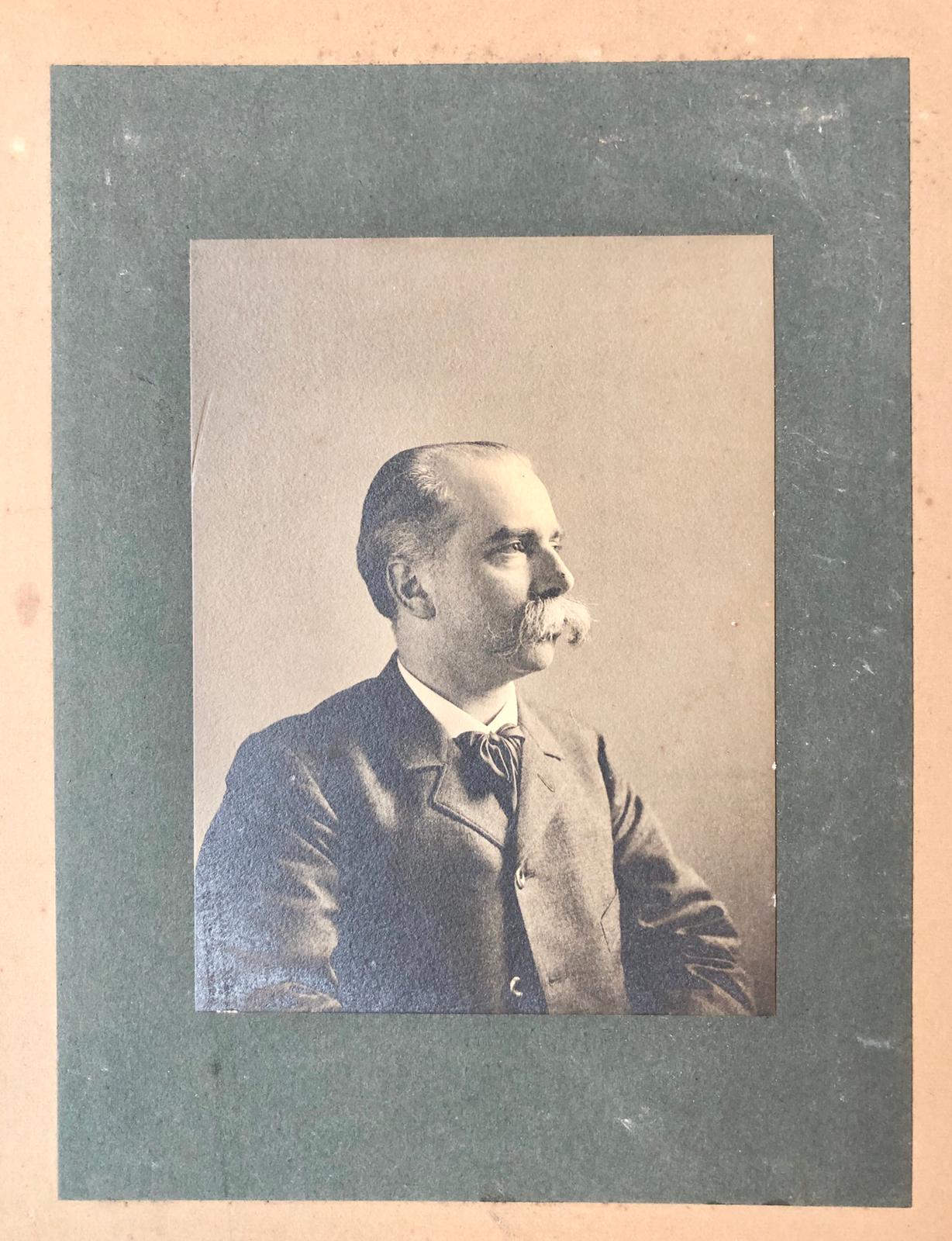 [Photography, Portrait photo, Rozenburg, The Hague, 1913] Portretfoto 13x18 cm. van S. Schellink, d.d. 16-6-1913, afkomstig uit het bezit van dr. E.C.J. Mohr, hoogleraar tropische economie te Utrecht.