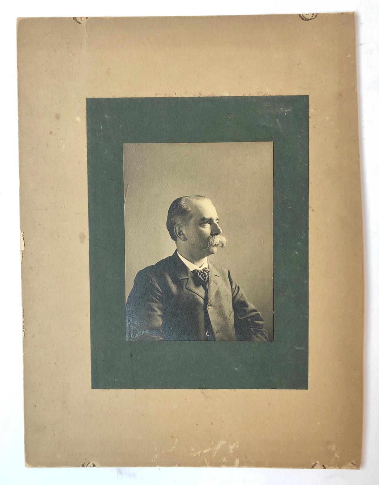 [Photography, Portrait photo, Rozenburg, The Hague, 1913] Portretfoto 13x18 cm. van S. Schellink, d.d. 16-6-1913, afkomstig uit het bezit van dr. E.C.J. Mohr, hoogleraar tropische economie te Utrecht.