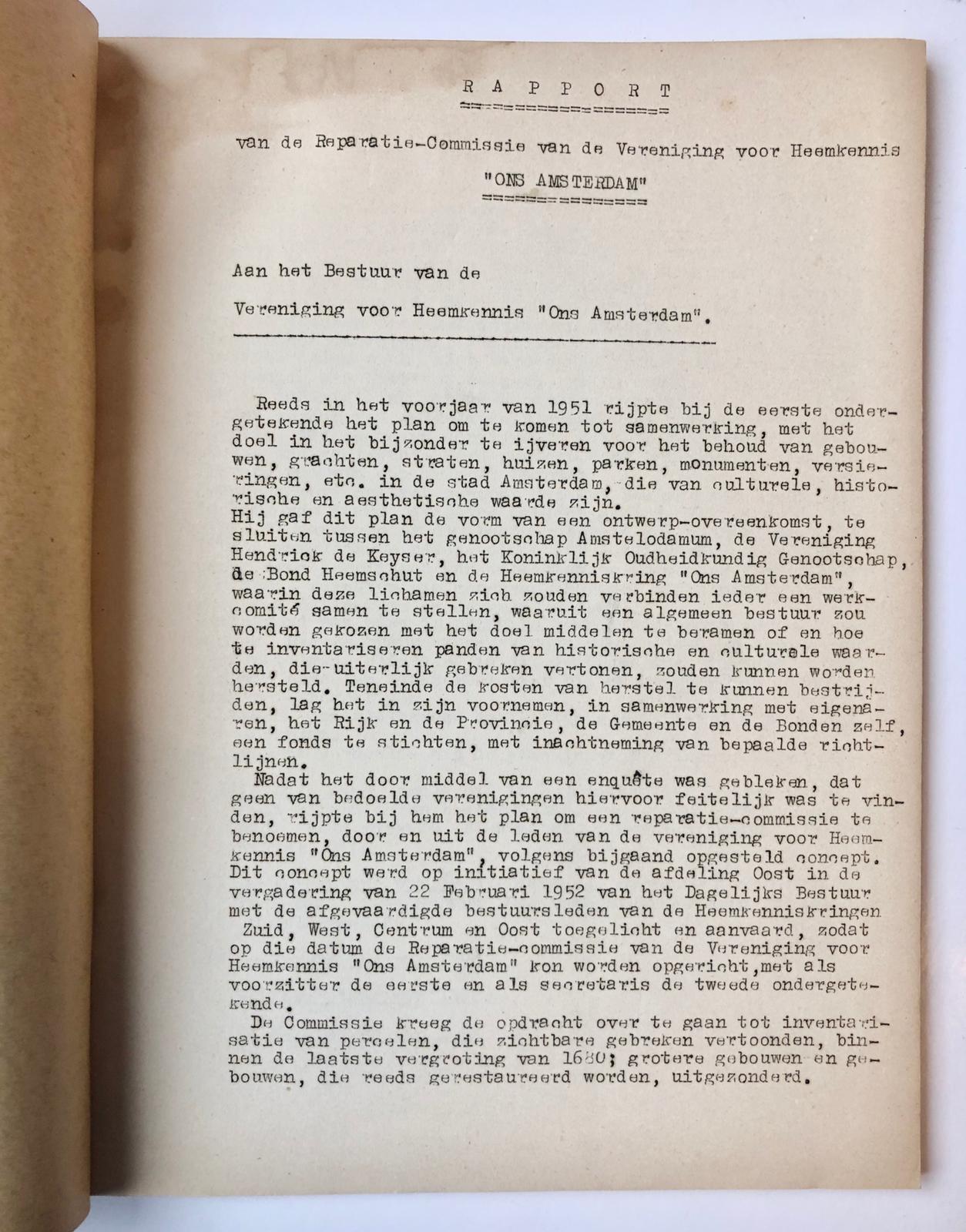 [Typed document, Amsterdam, 1952] Rapport van de reparatie-commissie van de Ver. voor Heemkennis Ons Amsterdam, aan het bestuur, Amsterdam 1952, getekend door C.A.L. Sander en W.H. Hermans. 43 pag., gestencild.