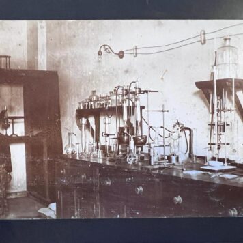 [Antique photo, chemistry laboratory] Antique photo of diverse chemical instruments. Women with gas mask (gasmasker)in the left, 20th century.