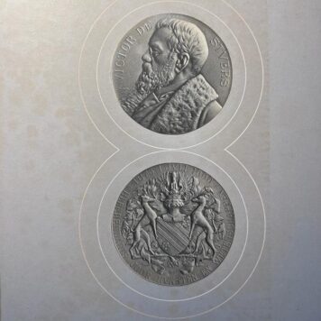 STUERS, DE--- Vier foto's van oorkonde en penning, aangeboden aan jhr. V.E.L. de Stuers op 1-7-1900, t.g.v. 25 jaar referendaris. Gebonden in half linnen band.