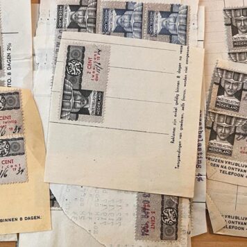 [Tax stamps 1934] Diverse zegels omzetbelasting Nederland uit 1934: 25 cent, 3 cent, 1 gld, 2 gld. Sommige met tekst gedrukt/geschreven en anderen postfris.