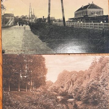 [Antique postcard Naarden-Bussum 1905] Twee antieke ansichtkaarten van station Naarden Bussum en Vyver Bosch van Bredius, 9 x 13 cm.