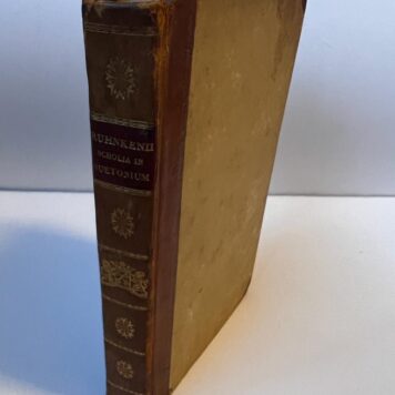 [Pricebinding, 1836] Exemplaar van D. Ruhnkenius, Scholia in Suetonii vitas caesarum, editit Jacobus Geel, Leiden 1828. 385 pag., gebonden in half leer.